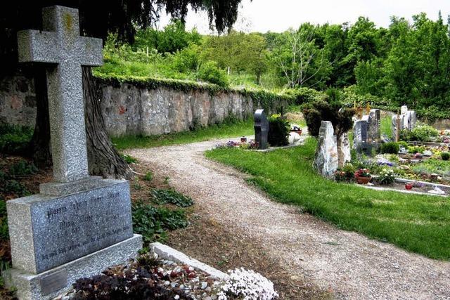 Granitstelen sollen den Friedhof aufwerten