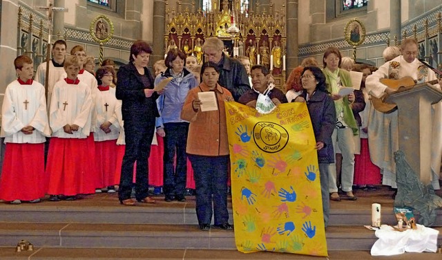 Die Gste sangen zum Abschluss des Par...Gemeinde ein peruanisches Kirchenlied.  | Foto: M. Burkert
