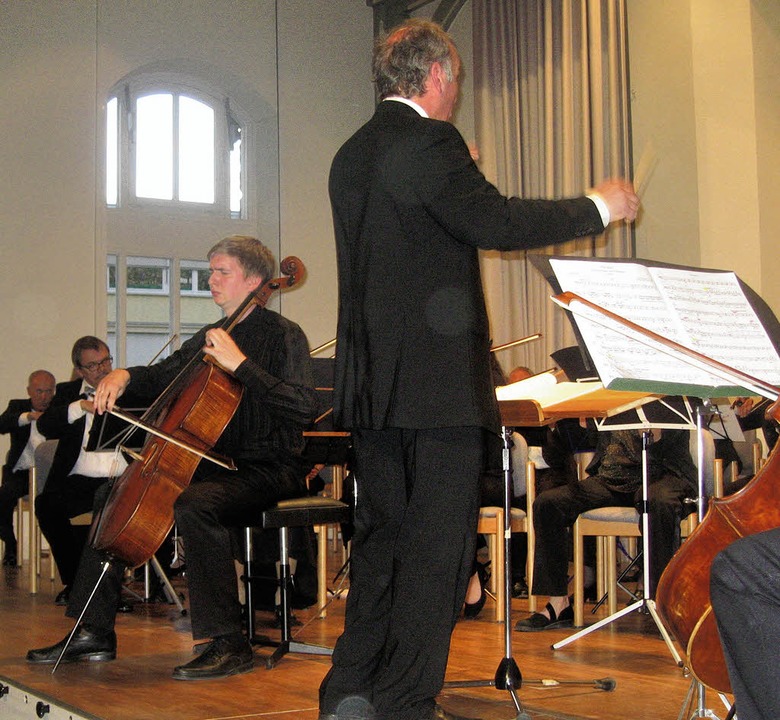 Solocellist Toms Jamnik und das Sinfo... Leitung  Michael Hartenbergs auftrat.  | Foto: Hildegard Karig