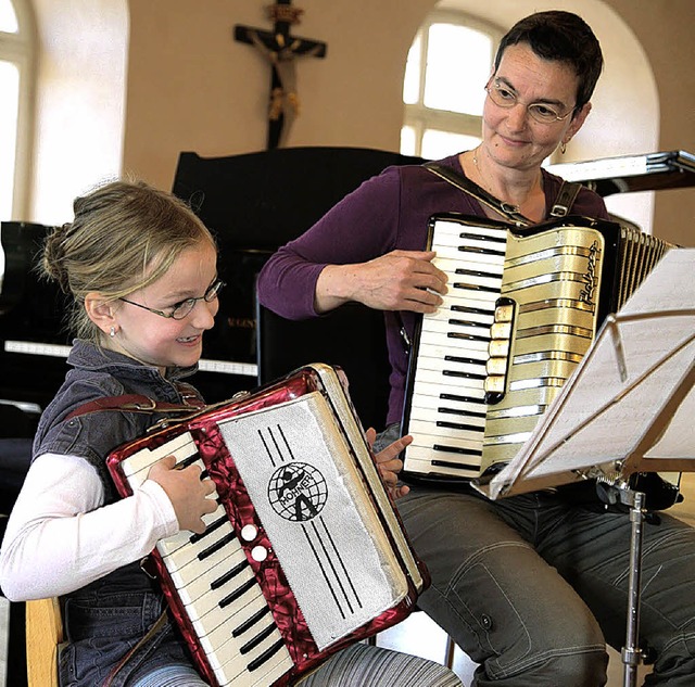 Muriel Hodapp mit ihrer Mutter Daniela gemeinsam am Akkordeon.   | Foto: S. Decoux-Kone