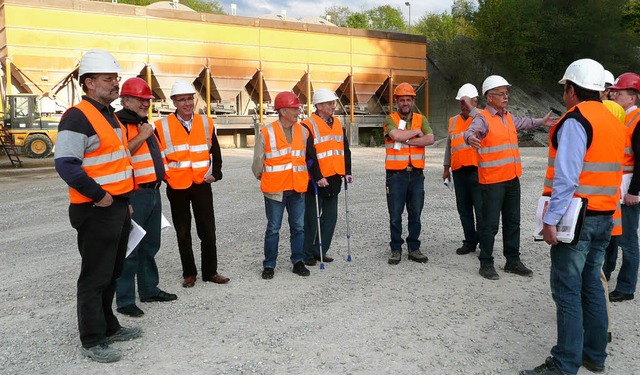 Vor Ort machten sich Gemeinderte von ...U ein Bild vom Kiesabbau in Haltingen.  | Foto: BZ