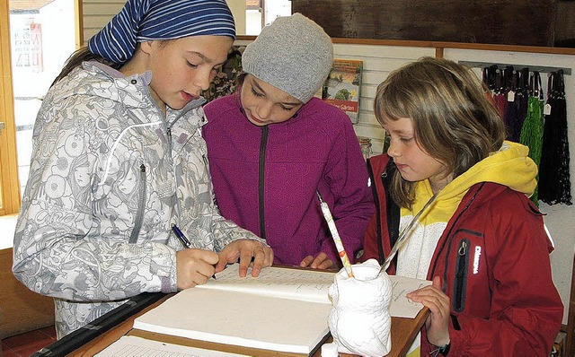 Joaenna, Clara und Lotta (von links) v...Geschichte von Leseeule Miranda fort.   | Foto: Alexandra Wehrle