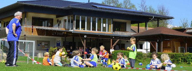 Der Ball ist rund. Ein Gefhl dafr en...iiger Helfer inzwischen fertig ist.    | Foto: Heike Lemm