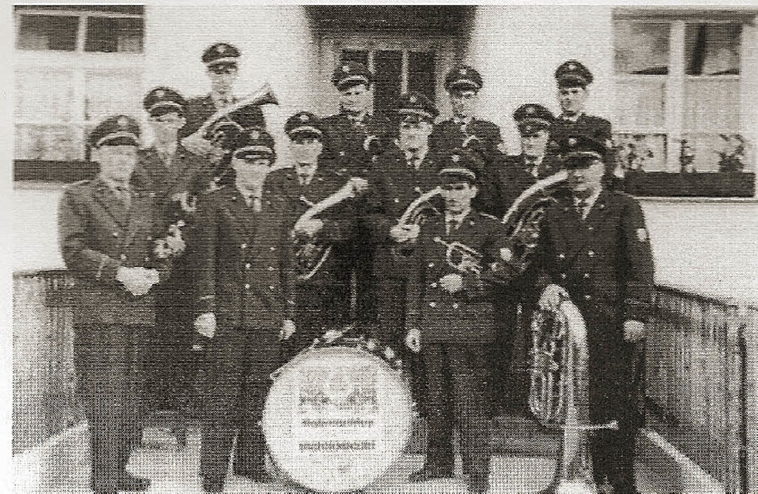 Aktive Musiker 1962: Werner Haselwande...nd) und Albert Muchenberger (Dirigent)  | Foto: PRIVAT