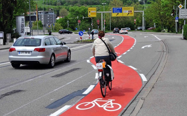 Auf einer roten Spur werden Radfahrer ...n Richtung Tumringer Brcke geleitet.   | Foto: Wolfgang Gckel