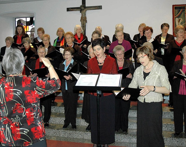 Claudia Gtting dirigiert den Frauenchor Hauingen.   | Foto: Wieschenkmper
