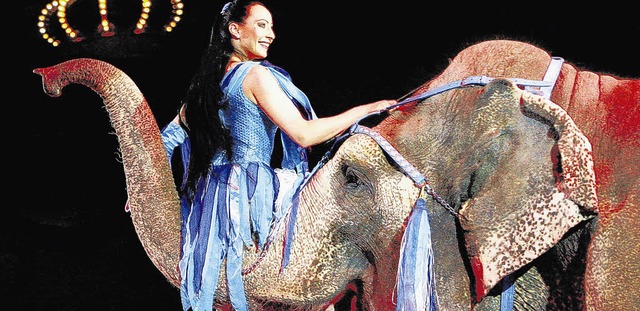 Stark und anmutig: Jana Mandana und El... und vielen Tieren. Bild: Circus Krone  | Foto: Circus Krone