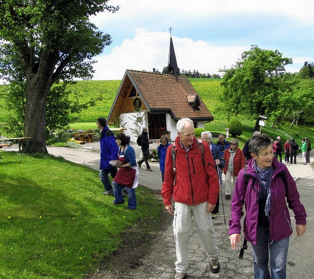 Ankunft der Wanderer auf dem Eschbache...eljockenhof der Familie Franz Frle.   | Foto: Monika Rombach