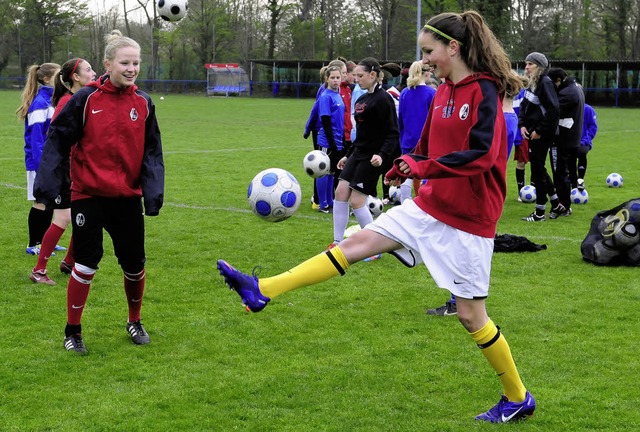 Auf dem Fuballplatz der Sportfreunde ... trainieren U15- und U17-Juniorinnen.   | Foto: Ingo Schneider