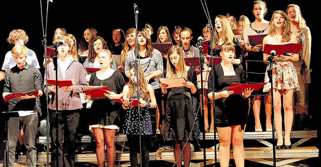 Der Schulchor des Hochrhein-Gymnasium ...erte damit das Publikum. Bild: Letsche  | Foto: Letsche