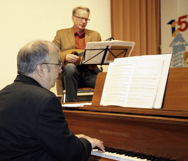 Hans-Wolfgang Brassel  begleitet am Kl...ert Rainer Pohlmann an der Mandoline.   | Foto: schule
