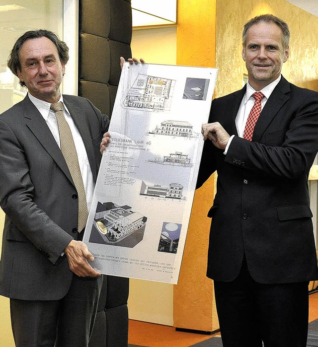 Architekt Michael Schaible (links) dan...uzeichnungen vom Volksbank-Stammsitz.   | Foto: bz