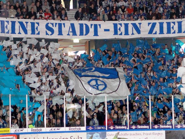 Die Schwenninger Fans wissen, wohin  sie wollen: zurck in die DEL.  | Foto: dieter reinhardt