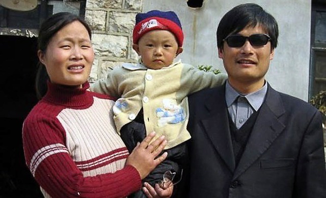 Das undatierte Bild zeigt den Brgerre...r Chen Guangcheng mit seiner Familie.   | Foto: DPA