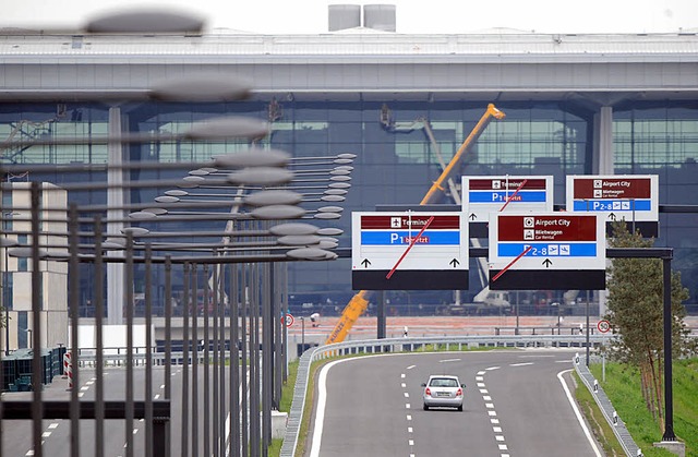 Am Willy-Brandt-Flughafen  wird noch lngere Zeit nichts los sein.  | Foto: dpa