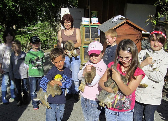 Kuschelige Kaninchen hatten es den Kindern  angetan.  | Foto: Reiner Merz