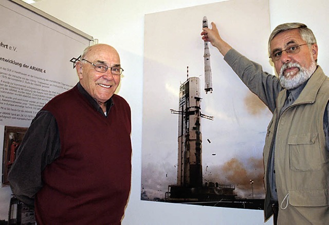 Gerhard Ochsendorf (l.) und Peter Ziegler vor dem Bild einer startenden Ariane.   | Foto: M. Haberer