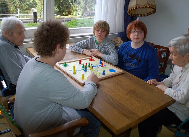 Brettspiel mit Senior  | Foto: Rebekka Sommer