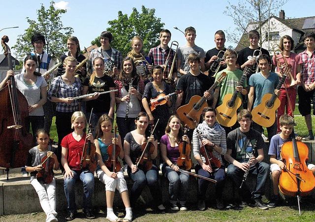 Gut 30 Musikerinnen und Musiker, unter...mnasiums am Freitag im Mnsterpfarrhof  | Foto: Karin Stckl-Steinebrunner