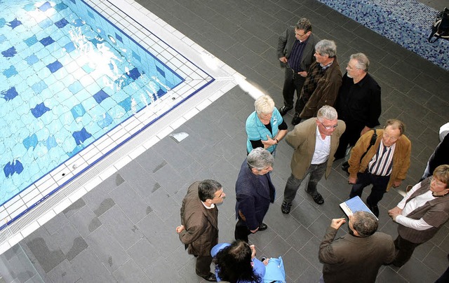 Im Mrz besichtigte der Bauausschuss m...die Sanierung des Wehrer Hallenbades.   | Foto: Barbara Schmidt