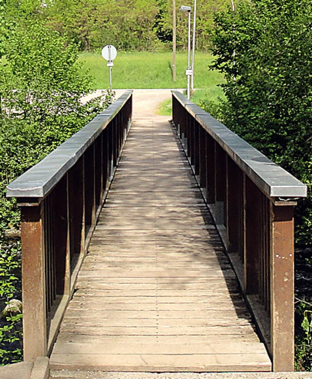 Die Holzbrcke beim Minigolfplatz verbindet die Zelg mit der Nordoststadt.   | Foto: Hansjrg Bader