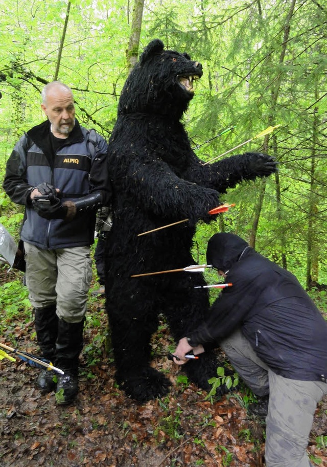 Die Pfeile werden aus dem groen Bren entfernt und die Ergebnisse notiert.  | Foto: Esther Krais-Gutmann