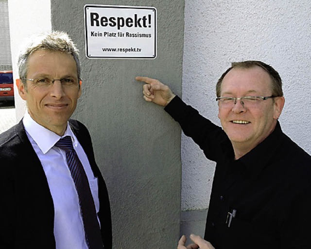 Mahle-Werksleiter Hubert Philipp und d... im Zeller Werk  Respekt-Schilder an.   | Foto: Mahle