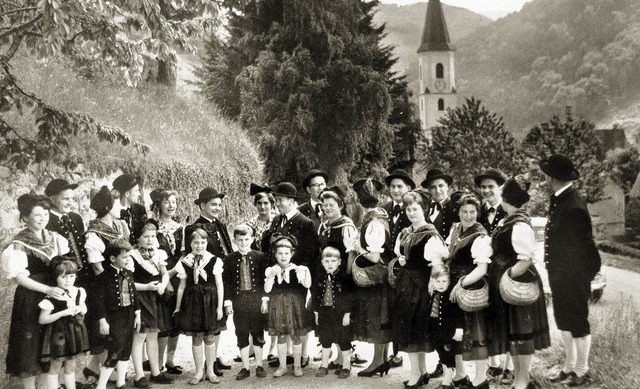 Die Trachtenkapelle Zell auf einer Fot...20; das 75-jhrige Bestehen gefeiert.   | Foto: Privat