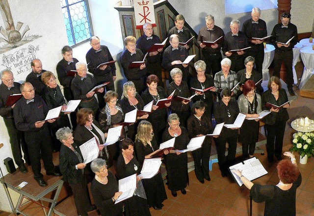 Ibolya Barla (rechts unten) dirigierte...einem Jubilumskonzert in der Kirche.   | Foto: Georg Diehl