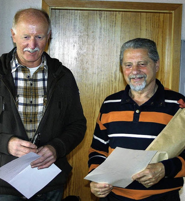 Dieter Schempp (rechts) ist jetzt  Ehr...rreichte Vorstandssprecher Josi Fleig.  | Foto: privat