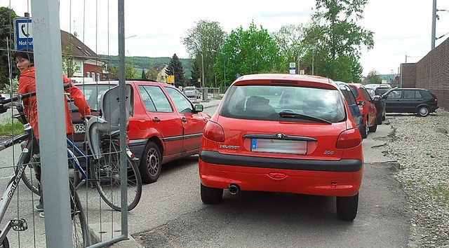 Am Bahnhalt Eimeldingen wird zum Teil recht wild geparkt.   | Foto: Herfort