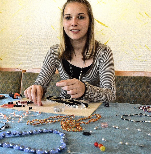 Selina Rehberg (13) ist die jngste Au...v&#8220;, sie bietet Perlenketten an.   | Foto: langelott