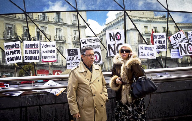 Ein Paar in Madrid am Rande einer Demo...gegen den Sparkurs der  Regierung.      | Foto: dapd