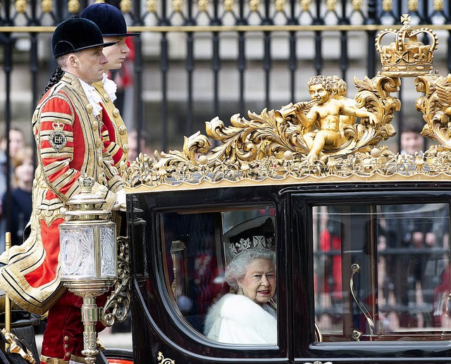 Queen Elisabeth II. auf dem Weg vom Buckingham Palast zum Westminster Palast  | Foto: afp