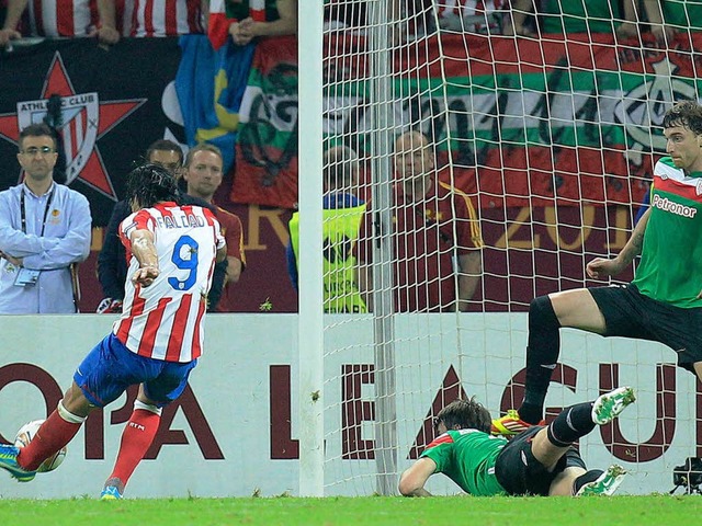 Gleich schlgt es ein: Falcao (links) schiet das 2:0 fr Atletico Madrid  | Foto: dapd
