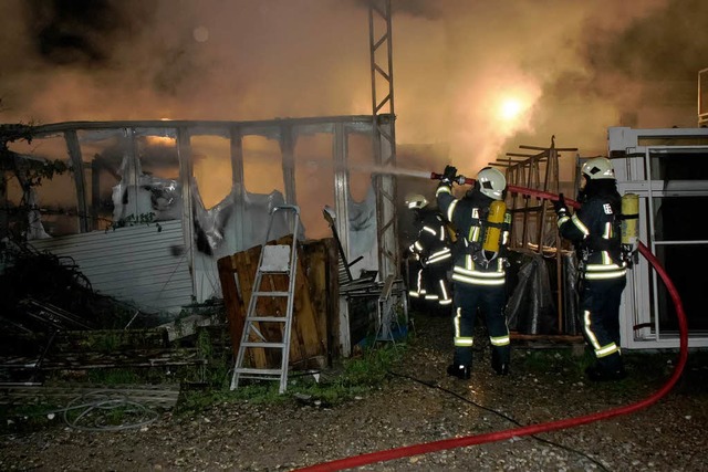 Groeinsatz fr die Endinger Feuerwehr...Firmengelnde an der Ersteiner Strae.  | Foto: Martin Wendel