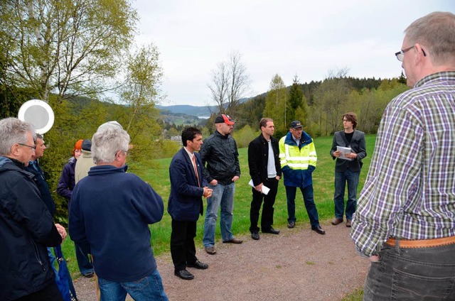 Gemeinderat und Planer besichtigen das kommende Baugebiet Adlerweiher  | Foto: ralf morys