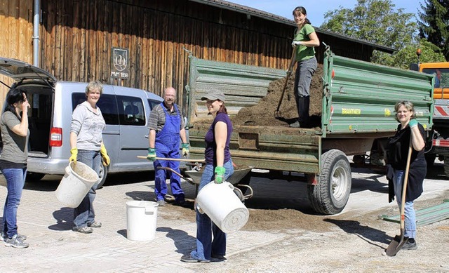 Viele helfen beim Bau des neuen Spielplatzes in Mnchweier mit.   | Foto: Verwaltung