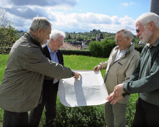 Vor dem Grberfeld aus der Zeit der Me...ch, Gnter Schmidt und Ulrich Niemann.  | Foto: Michael Haberer