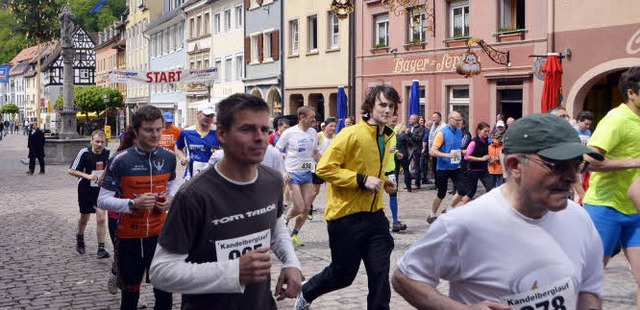 Auer Konkurrenz und doch mittendrin: ...urz nach dem Start zum Kandelberglauf.  | Foto: Sylvia Timm