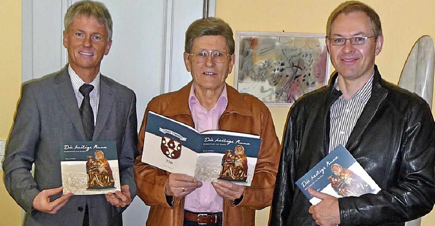 Werner Schffner (Mitte) bergab die e...ks) und Stadtpfarrer Johannes Frische.  | Foto: Manfred Burkert