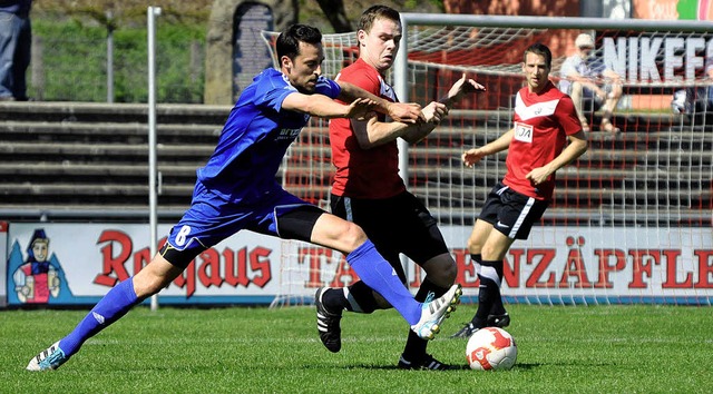 Artur Baitenger (rotes Trikot) will mi...use gegen die Kickers-Reserve punkten.  | Foto: Archiv: Wolfgang Knstle