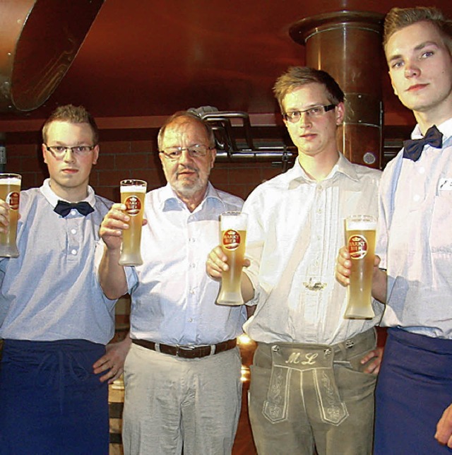 Stoen auf das erste Marktbierfest an:...ans und Michael Steinhardt (von links)  | Foto: BZ