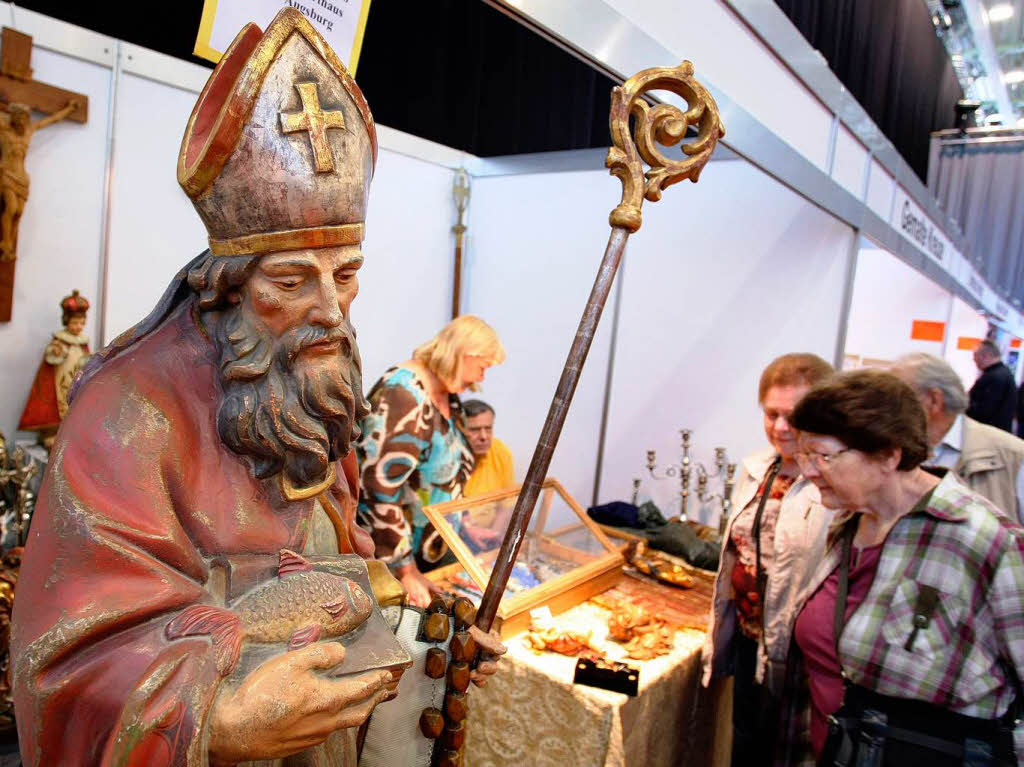 Eine Figur des heiligen Ulrich ist auf der Messe „Gloria“ in Augsburg ausgestellt.