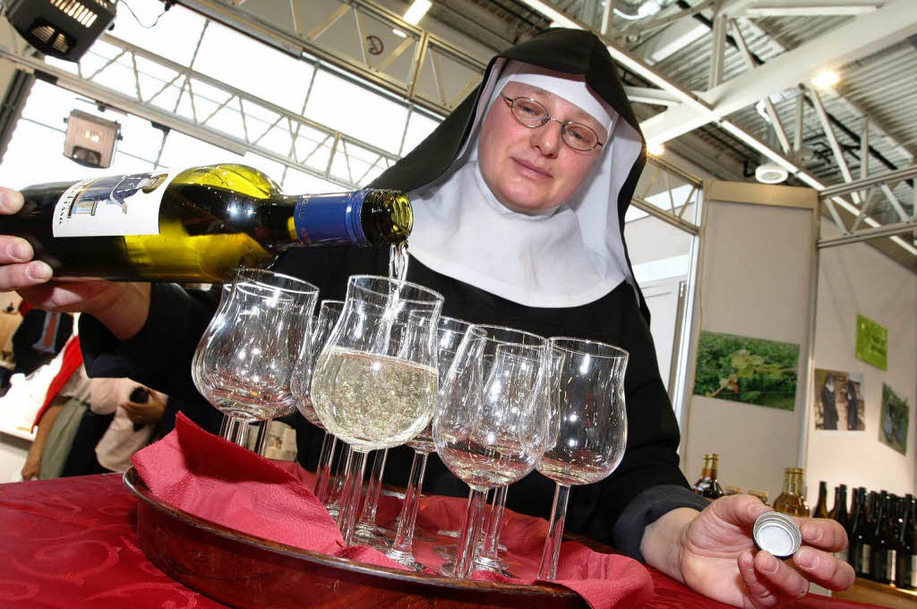 Schwester Thekla aus der Benediktinerinnenabtei Sankt Hildegard schenkt  selbst angebauten und ausgebauten Wein aus.