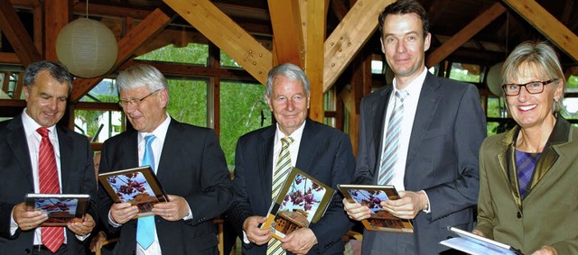 Ein Fotoerinnerungsbuch vom scheidende...tin Dorothea Strr-Ritter (von links).  | Foto: Gerhard Lck