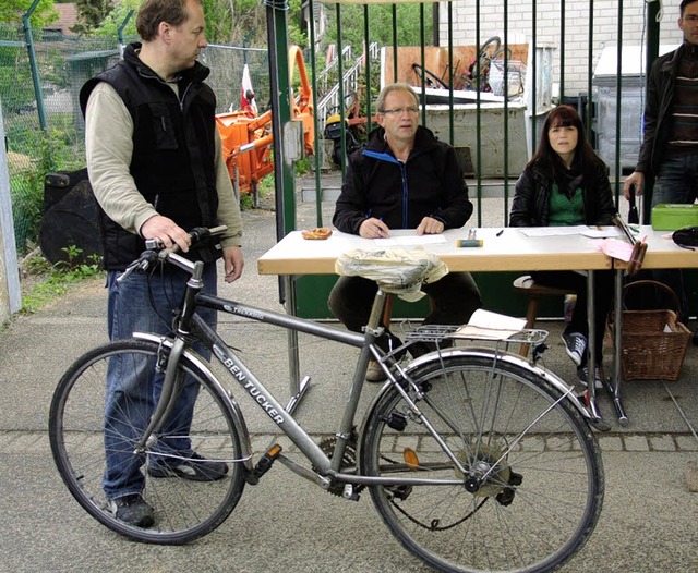 Radfahrer auf Schnppchenjagd konnte m...gerung der Gemeinde Umkirch erleben.    | Foto: kati wortelkamp