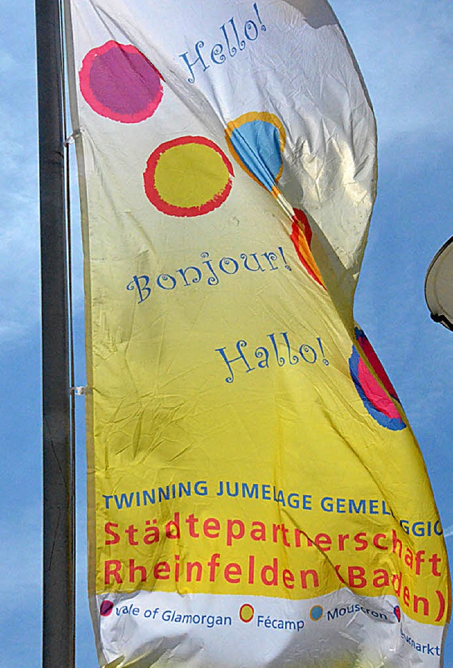 Stdtepartnerschaftsfahnen am Oberrheinplatz, Kulturamtsleiter Claudius Beck  | Foto: Ingrid Bhm-Jacob