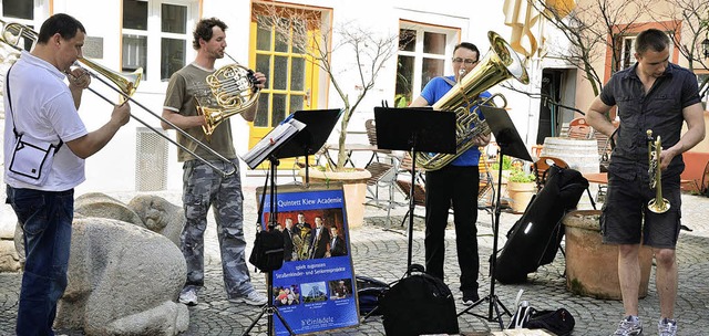 Vier Musiker des Brass-Quintetts Kiew-Academy beim Narrenbrunnen in der Altstadt  | Foto: Axel Kremp