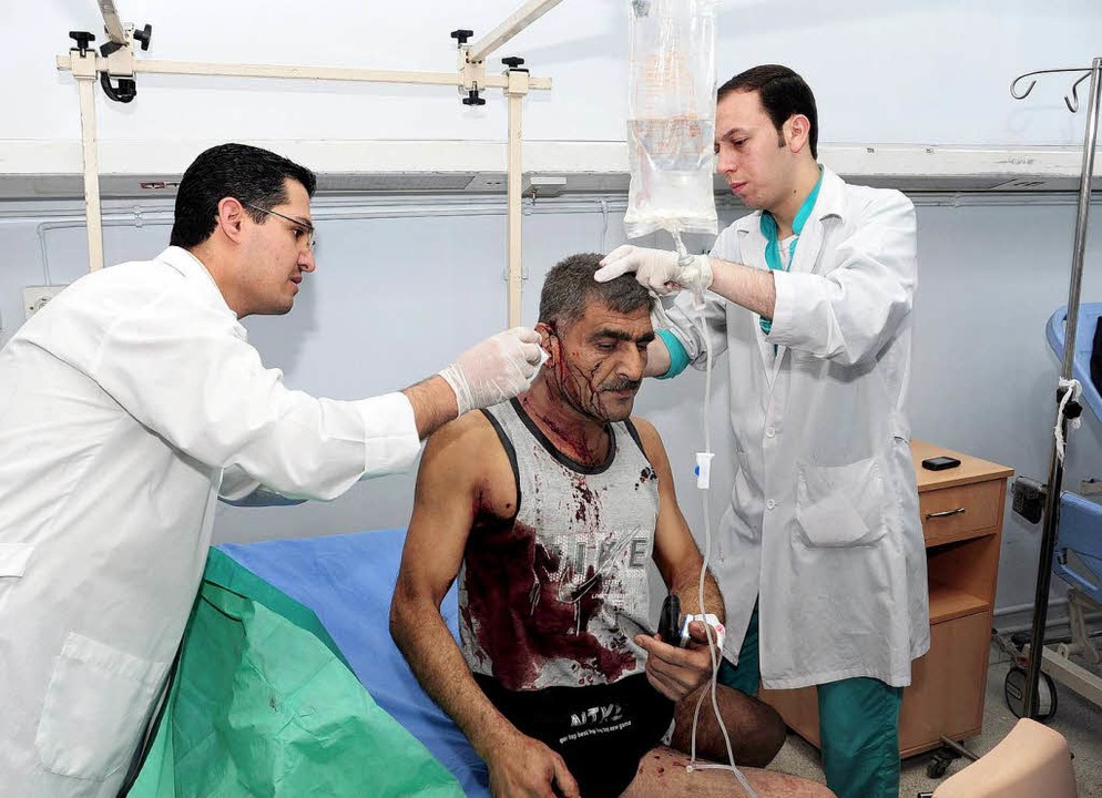 Nach dem Anschlag: Ärzte versorgen einen verletzten Mann.  | Foto: DPA
